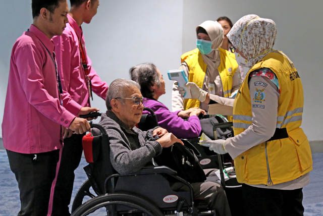 Petugas Kesehatan Karantina Bandara Soekarno Hatta melakukan pemeriksaan acak suhu badan penumpang yang baru mendarat di Terminal 3 Bandara Soekarno Hatta, Tangerang, Banten, Rabu (22/1/2020). (HARITSAH ALMUDATSIR/JAWA POS)