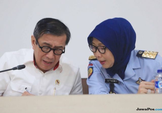 Menteri Hukum dan HAM (Menkumham) Yasonna Hamonangan Laoly melantik Sri Puguh Budi Utami sebagai Kepala Badan Penelitian dan Pengembangan (Balitbang) Kemenkumham, Kamis (27/2). (dok Jawapos.com)