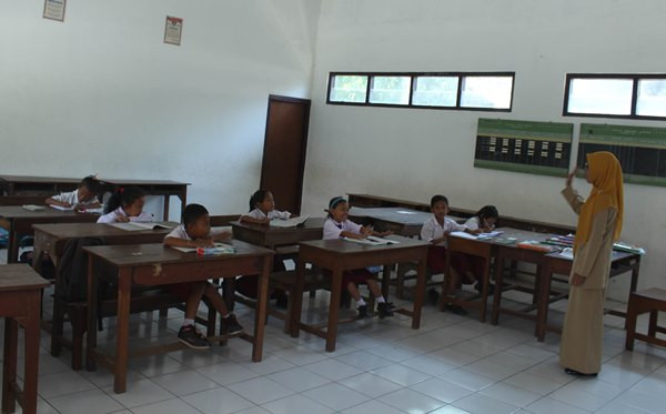 Guru mengajar di kelas. Ilustrasi Foto: Radar Madiun/dok.JPNN.com