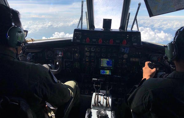 Komandan Gugus Tempur Laut Koarmada II Laksma TNI Rahmat Eko Raharjo memimpin langsung patroli udara pengamanan batas wilayah Indonesia dengan Malaysia di Perairan ALKI II. Foto: Dispen Koarmada II