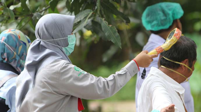CEK RADIASI:  Petugas Badan Tenaga Nuklir Nasional (BATAN) dan Badan Pengawas Tenaga Nuklir (BAPETEN) melakukan pemantauan dosis setelah melakukan tindakan pembersihan  di area yang terpapar radiasi CS-137 di Perumahan Batan Indah Tangerang Selatan, Senin (17/2/)