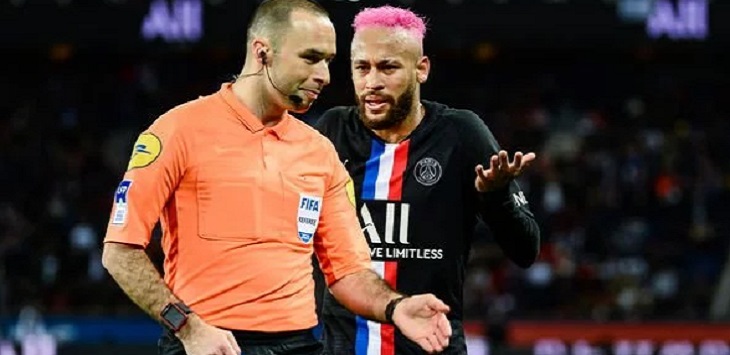 Striker PSG, Neymar memprotes wasit pada laga kontra Montpellier, Sabtu (1/2/2020) malam.