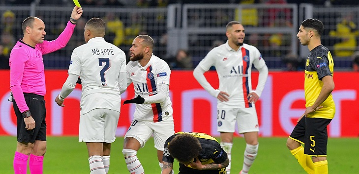 Penyerang Paris Saint-Germain, memprotes wasit Antonio Mateu Lahoz yang memberikannya kartu kuning pada laga kontra Borussia Dortmund, di Signal Iduna Park, Rabu (19/2/2020) dini hari WIB.