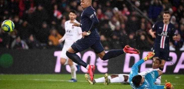 PSG makin kokoh di puncak klasemen usai kalahkan Lyon, Senin (10/2) dini hari WIB. (BBC)