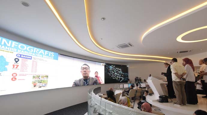  Gubernur Jabar Ridwan Kamil melakukan videoconference dari Australia ke Sekretaris Daerah Jabar Setiawan Wangsaatmaja di Jabar Command Center, Kota Bandung, Rabu (26/2/20) pukul 17:00 WIB atau 21:00 waktu setempat terkait penanganan banjir. (Foto: Yana/Humas Jabar)