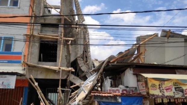 Ruko di Matraman Jakarta Timur Ambruk. (antara)