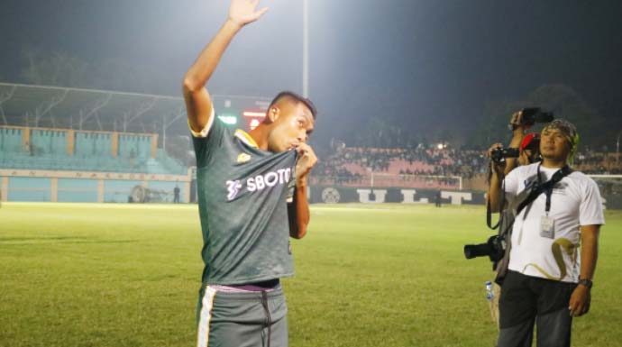 BANGGA:Salah satu pemain PS Tira-Persikabo saat diperkenalkan di Stadion Mini Cibinong, Minggu (23/2).