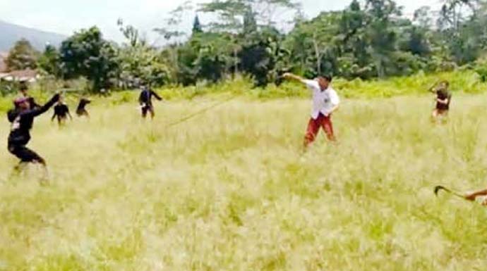 Sejumlah pelajar SD saling adu senjata tajam di lahan lapang di Kecamatan Cicurug, Kabupaten Sukabumi.
