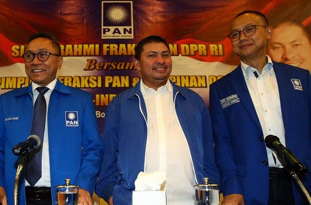 Mulfachri Harahap (tengah) saat masih mesra bersama Ketuam PAN Zulkifli Hasan dan Sekjennya Edi Soeparno. (istimewa)