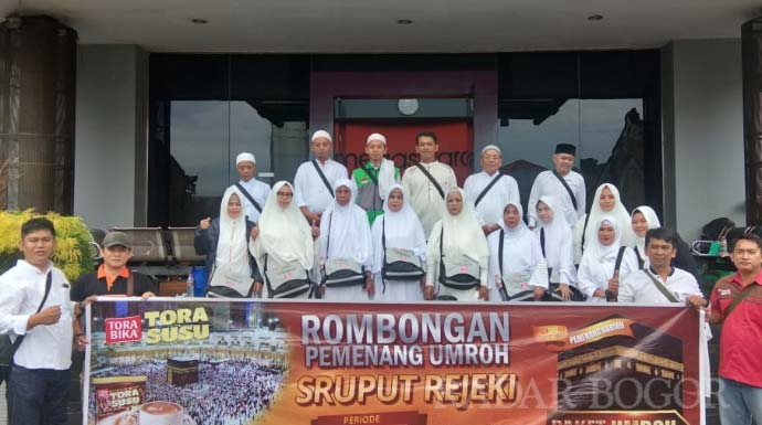 BANGGA: Para pemenang Sruput Rejeki dari Torabika Tora Susu berfoto bersama sebelum berangkat umrah.