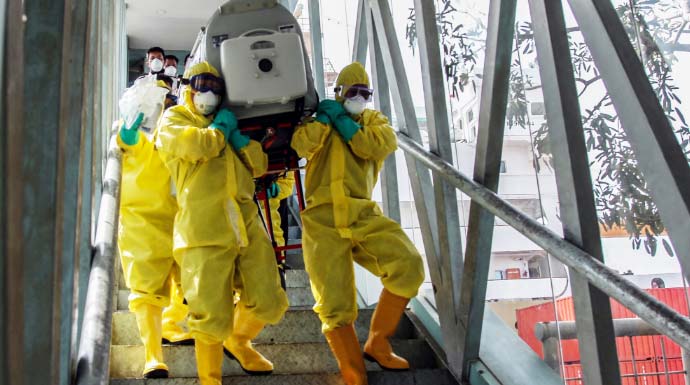 Petugas medis mengenakan baju khusus dalam menangangi pasien virus corona