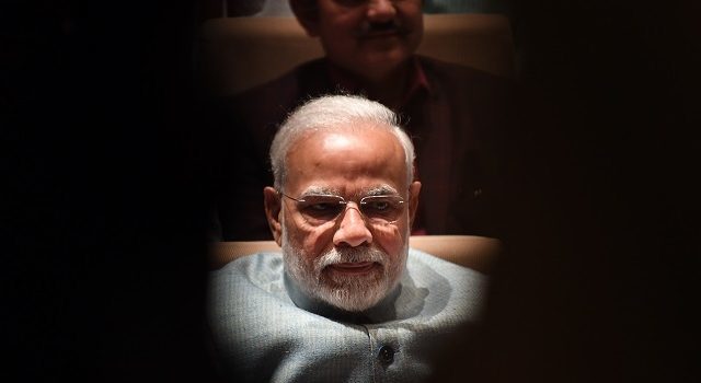 Perdana Menteri India Narendra Modi mengatakan tak akan ikut merayakan Festival Holi yang jatuh Selasa depan (10/3) imbas mewabahnya virus Korona (PRAKASH SINGH / AFP)