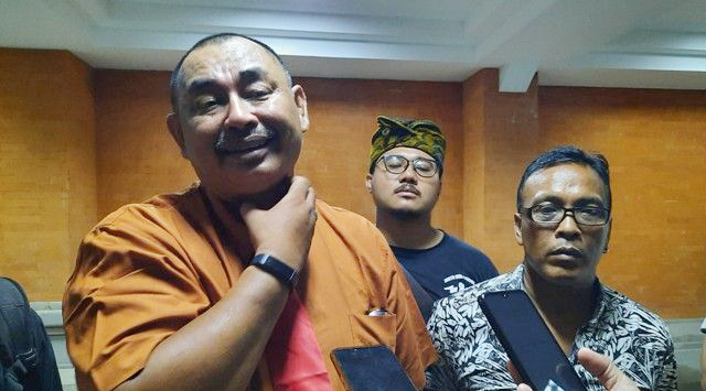 Agung Sanjaya mempraktekkan cara pelaku cekik korban. Foto Bali Express