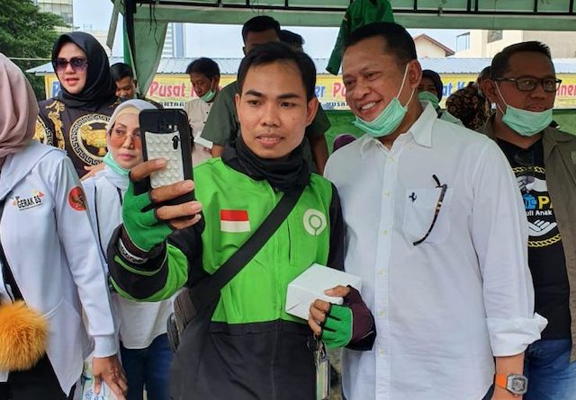 Ketua MPR RI Bambang Soesatyo (Bamsoet) bersama Gerakan Keadilan Bangun Solidaritas (GERAK BS) dan Garda Ojek Online membagikan masker dan hand sanitizer kepada para pengemudi ojek online. (dok MPR RI)