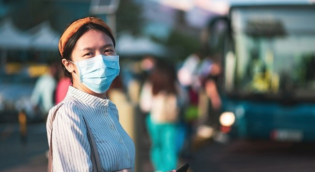 Seorang wanita mengenakan masker. Net