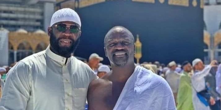 Penyanyi Akon saat menjalani umrah.