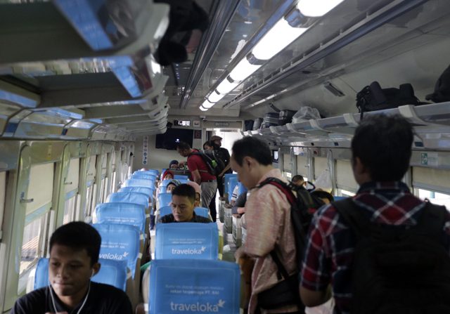 ILUSTRASI penumpang kereta api. (Dery Ridwansah/JawaPos.com)