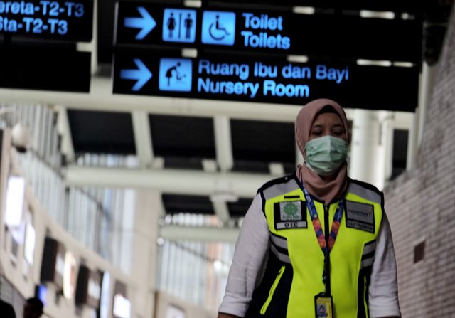 Warga menggunakan masker di pintu kedatangan Terminal 3 Ultimate Soekarno Hatta, Jakarta, Sabtu (1/2). Calon penumpang dan petugas bandara menggunakan masker di Bandara Soekarno Hatta untuk mengantisipasi penularan virus korona. (Dery Ridwansah/JawaPos.com)