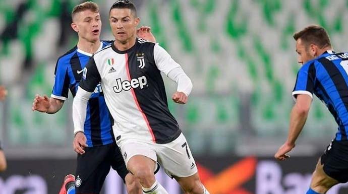 Striker Juventus Cristiano Ronaldo dikawal pemain Inter Milan