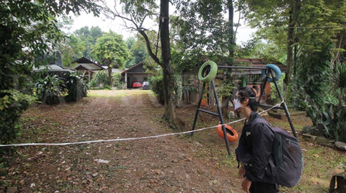 AKTIVITAS TKP : Hari kedua tali pembatas pihak kepolisian tidak lagi terlihat setelah dicopot usai melakukan penyemprotan disinfektan. FOTO : ARNET/RADAR DEPOK