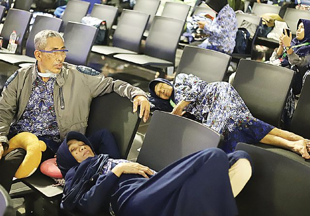 PASRAH: Calon jamaah umrah asal Samarinda di Terminal 3 Bandara Soekarno-Hatta, Tangerang, Kamis (27/2). (HANUNG HAMBARA/JAWA POS)