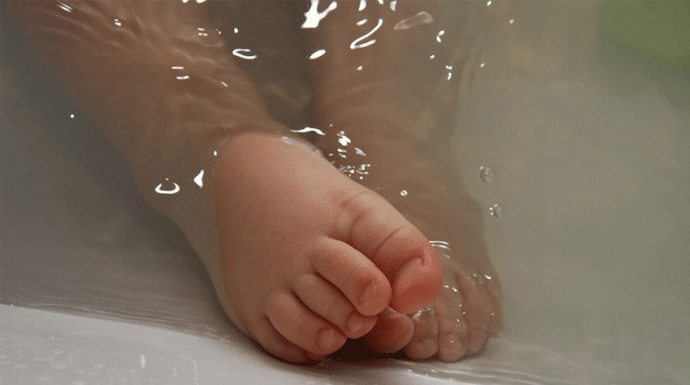 Ilustrasi bayi disiram air panas di Bogor