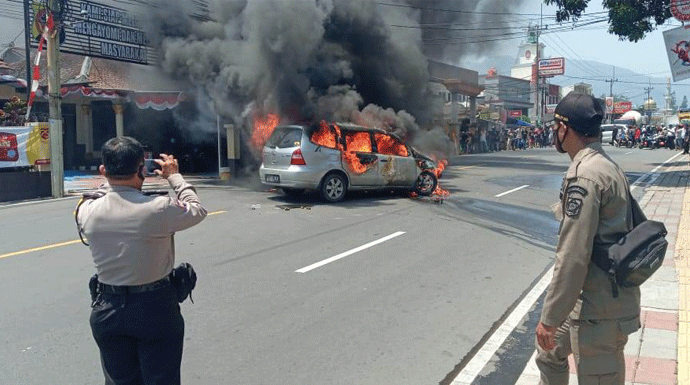 Mobil-Terbakar