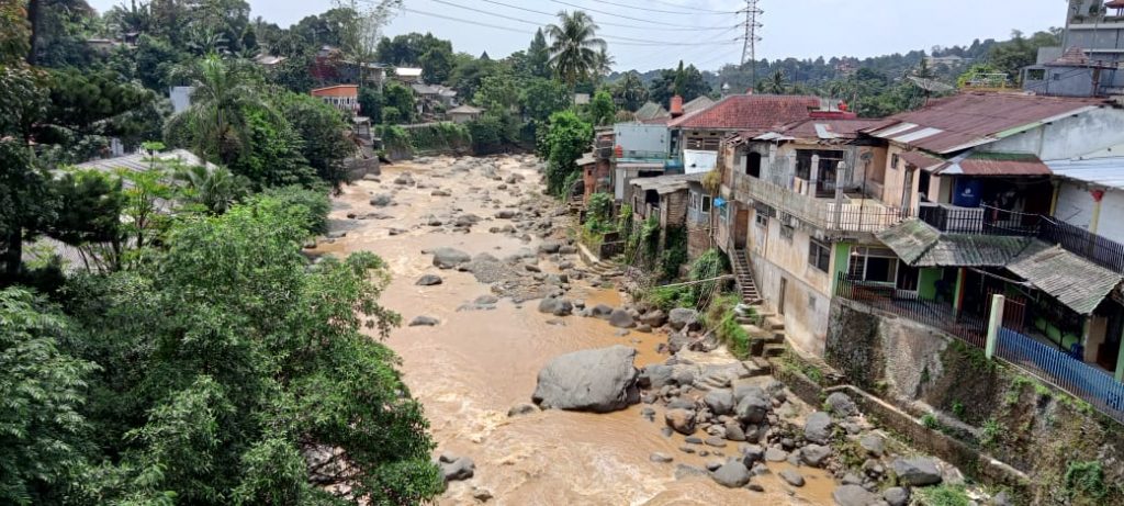 Warna Air Sungai Ciliwung Berubah Cokelat Pekat | RADAR BOGOR | Berita