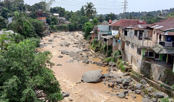 Warna Air Sungai Ciliwung Berubah Cokelat Pekat Radar Bogor Berita