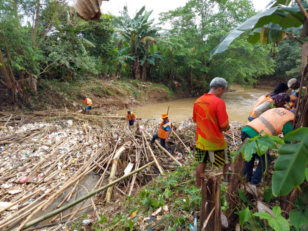 Sampah Bambu Sumbat Sungai  Cikeas Tim Katak  Diturunkan 