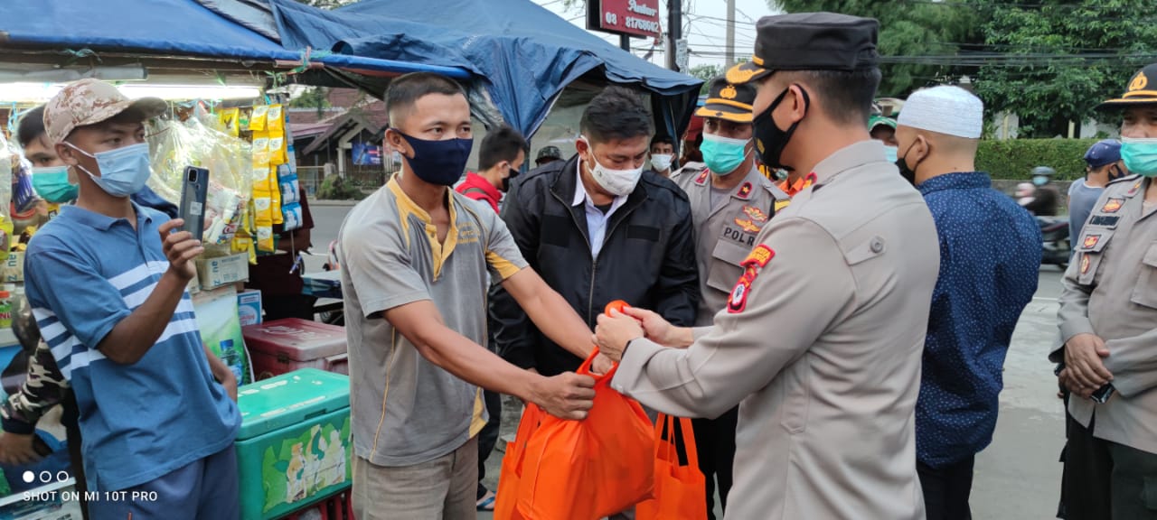 Larangan Ziarah Lebaran Tukang Gali Kubur TPU Dreded Disawer Paket Sembako