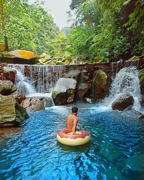 Lembah Tepus: Sensasi Berendam di Kolam Bertingkat dengan Air Biru Jernih di Gunung Salak