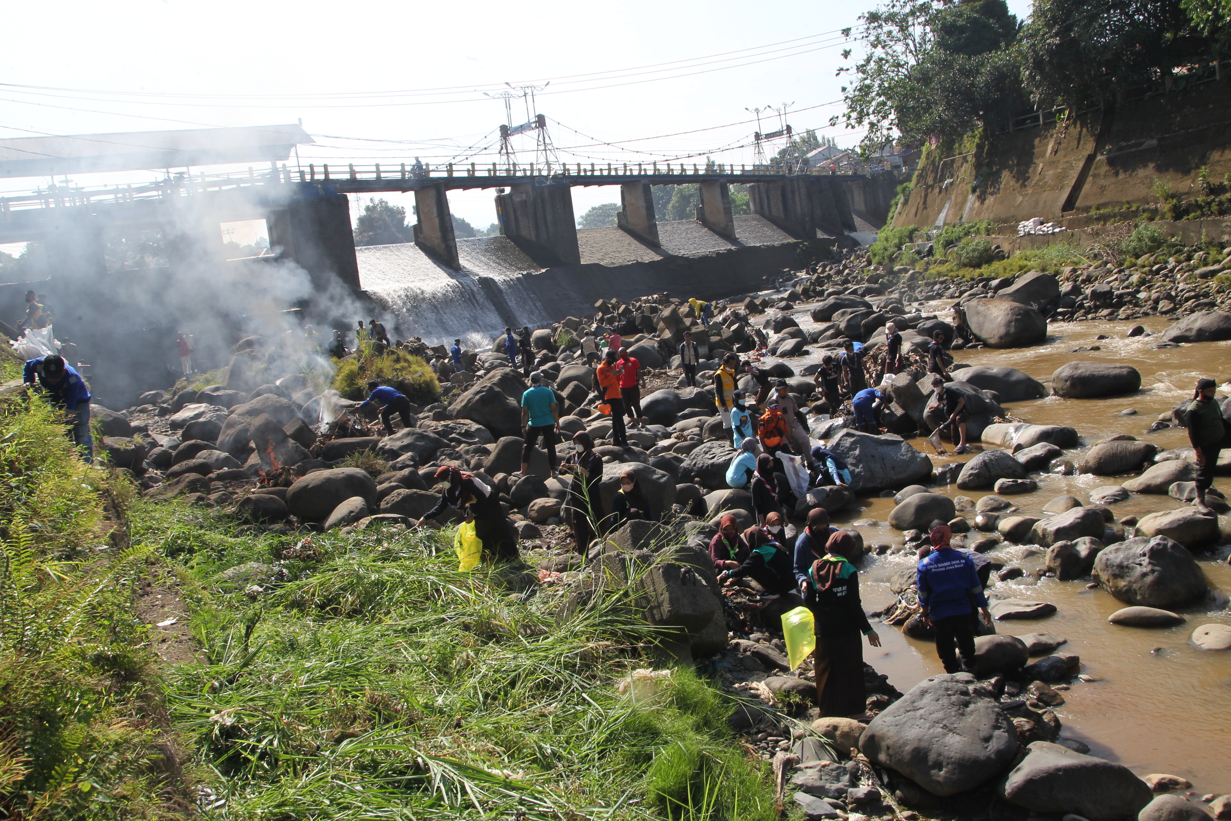 Aksi WCD bebersih Sungai Ciliwung