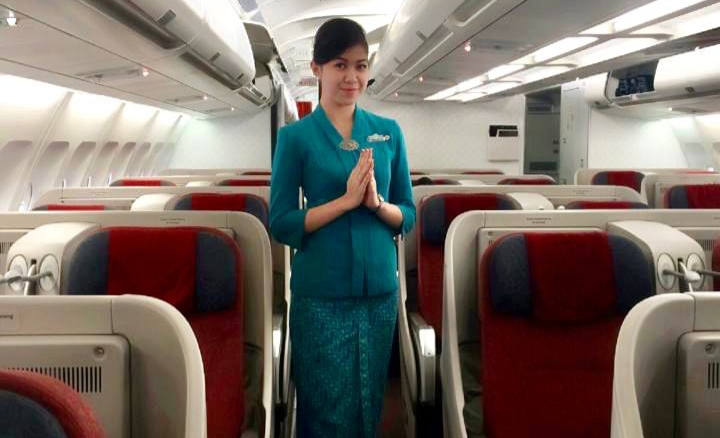 Zara saat bertugas di business class Garuda Indonesia Airlines