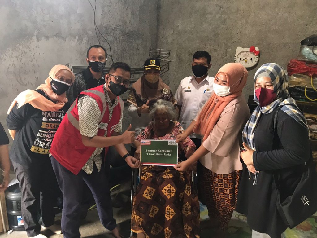Perwakilan Alfamart dan Radar Bogor menyerahkan bantuan kursi roda kepada neneh Dedeh, warga RT 2/2 Desa Kota Batu Kecamatan Ciomas Kabupaten Bogor, Rabu (6/10/2021).