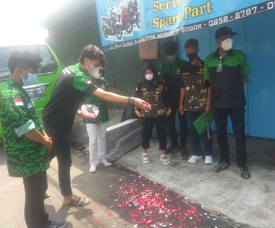 Penaburan bunga di lokasi tewasnya pelajar di Bogor