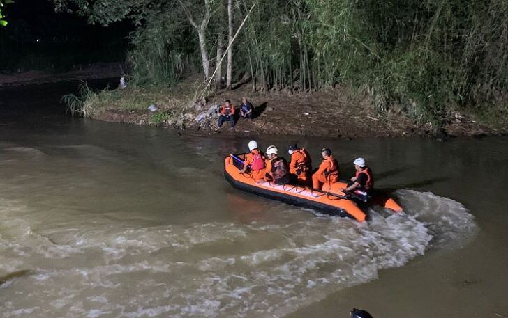 Sejumlah petugas melakukan pencarian siswa yang tenggelam saat kegiatan menyusuri Sungai Cileueur, Kecamatan Cijeungjing, Kabupaten Ciamis, Jawa Barat, Jumat (15/10) malam. (ANTARA)