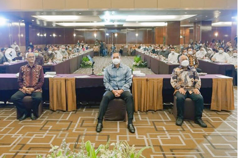 Menteri Perdagangan Muhammad Lutfi (tengah) Rapat Koordinasi Nasional (Rakornas) Barang Kebutuhan Pokok menjelang Natal 2021 dan Tahun Baru 2022 di Bandung, Jawa Barat, hari ini, Senin (15/11).