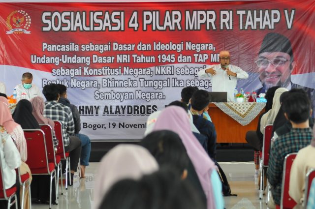 Anggota DPR RI Partai PKS, Fahmy Alayidrus sosialisasikan empat pilar di aula Kantor DPC PKS Kabupaten Bogor, Jawa Barat. foto : Hendi Novian