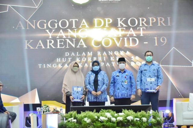 Bupati Bogor, Ade Yasin peringati puncak acara Hut Korpri di Auditorium, Cibinong, Kabupaten Bogor, Jawa Barat. Senin (29/11/2021)