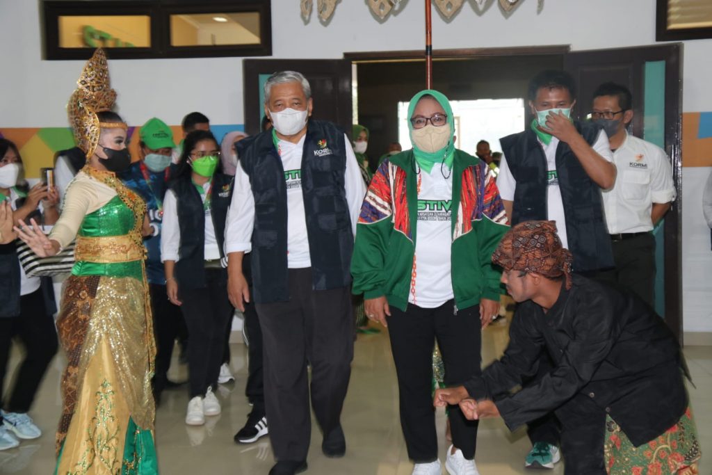 Bupati Bogor, Ade Yasin menyerahkan plakat pada Ketua Formi. Usaep Supratman di Stadion Pakansari. Cibinong. Kabupaten Bogor. Jawa Barat pada Sabtu (5/12/2201).