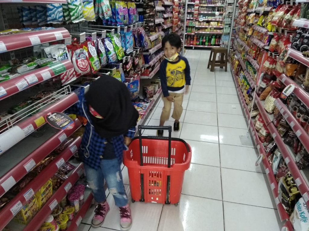 Dua Minimarket di bangun berdekatan di Kabupaten Bogor, Jawa Barat. Selasa (11/1/2022). Foto : Hendi Novian