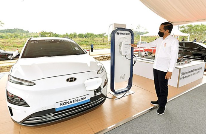 Presiden Jokowi mencoba mesin charger mobil listrik setelah groundbreaking pabrik baterai kendaraan listrik