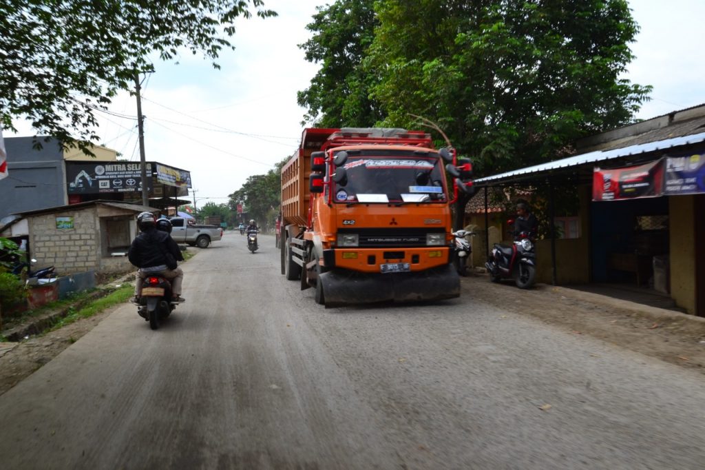 kendaraan angkutan barang truk sumbu tiga dibatasi saat arus mudik lebaran.