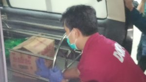 Petugas dari Polresta Bogor Kota mengevakuasi mayat bayi yang ditemukan di salah satu hotel yang berada di Jalan Pajajaran, Bogor, Senin (14/3/2022). Nelvi/Radar Bogor.