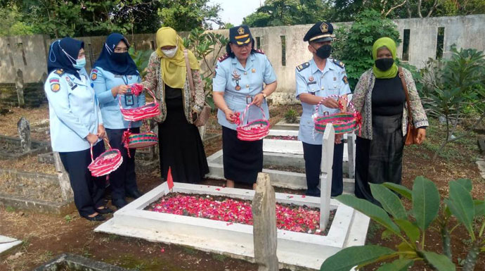 Peringati Hbp Ke 58 Bapas Kelas Ii Bogor Tabur Bunga Di Makam Pahlawan