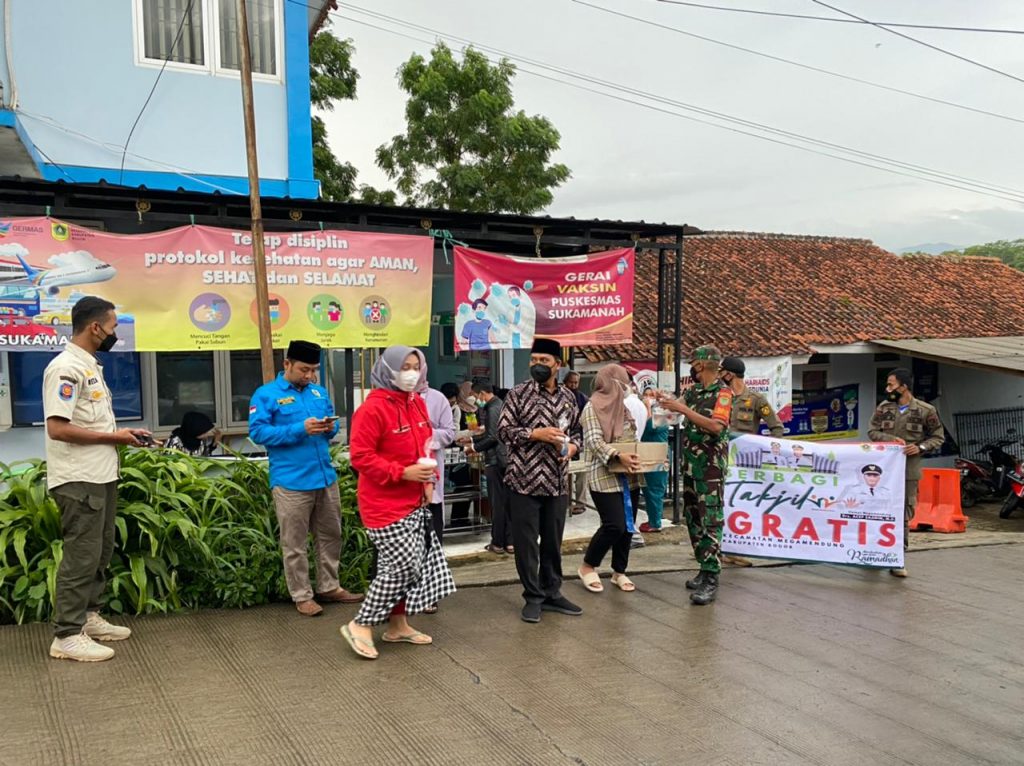 Pemerintahan Kecamatan Megamendung berbagi Takjil Gratis di bulan Suci Ramadhan 1443 H, kepada masyarakat maupun pengendara yang melintas di Jalan Raya Megamendung, Jumat (8/4/2022).