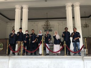 Himpunan Asosiasi Jasa Konstruksi (HIPJASKON) Kota Bogor berfoto bersama di depan Balai Kota Bogor