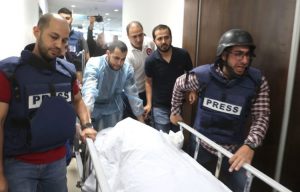DUKA MENDALAM: Juru kamera Palestina Mujahed al-Saadi (kanan) dari Palestine Today TV menangis saat dirinya bersama jurnalis lain mengawal jenazah reporter senior Al Jazeera Shireen Abu Aqleh (Akleh) di rumah sakit di Jenin (JAAFAR ASHTIYEH / AFP)