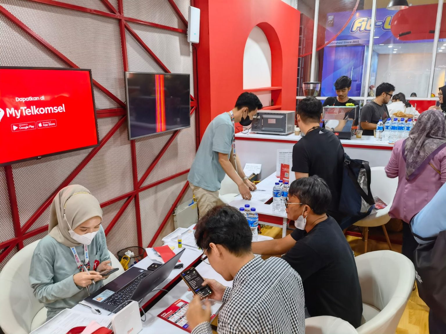 Banyak tawaran menarik yang disajikan Booth Telkomsel seperti Paket